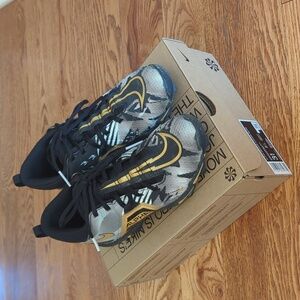Nike Alpha Menace Shark Youth Football cleats Size 3.5